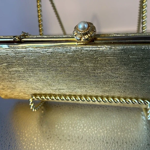 Beautiful handbag or clutch. Gold colored. The snap has a faux pearl on … - Picture 3 of 5